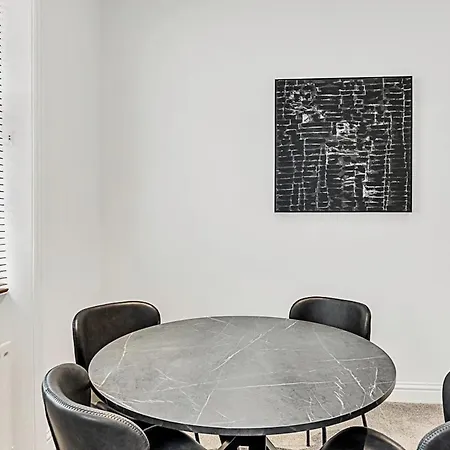 A One-Bedroom Apartment Situated In Central London Exterior photo