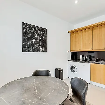 A One-Bedroom Apartment Situated In Central London Exterior photo