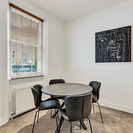 A One-Bedroom Apartment Situated In Central London Exterior photo