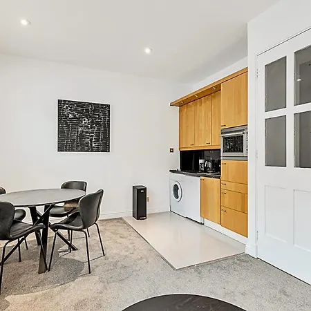 A One-Bedroom Apartment Situated In Central London Exterior photo