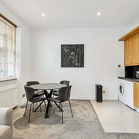 A One-Bedroom Apartment Situated In Central London Exterior photo
