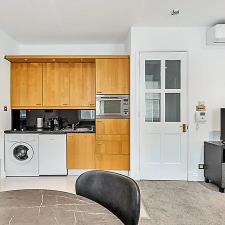 A One-Bedroom Apartment Situated In Central London Exterior photo