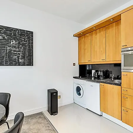 A One-Bedroom Apartment Situated In Central London Exterior photo