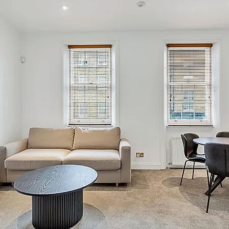 A One-Bedroom Apartment Situated In Central London Exterior photo