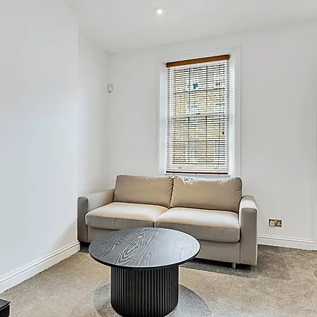 A One-Bedroom Apartment Situated In Central London Exterior photo