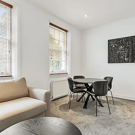 A One-Bedroom Apartment Situated In Central London Exterior photo